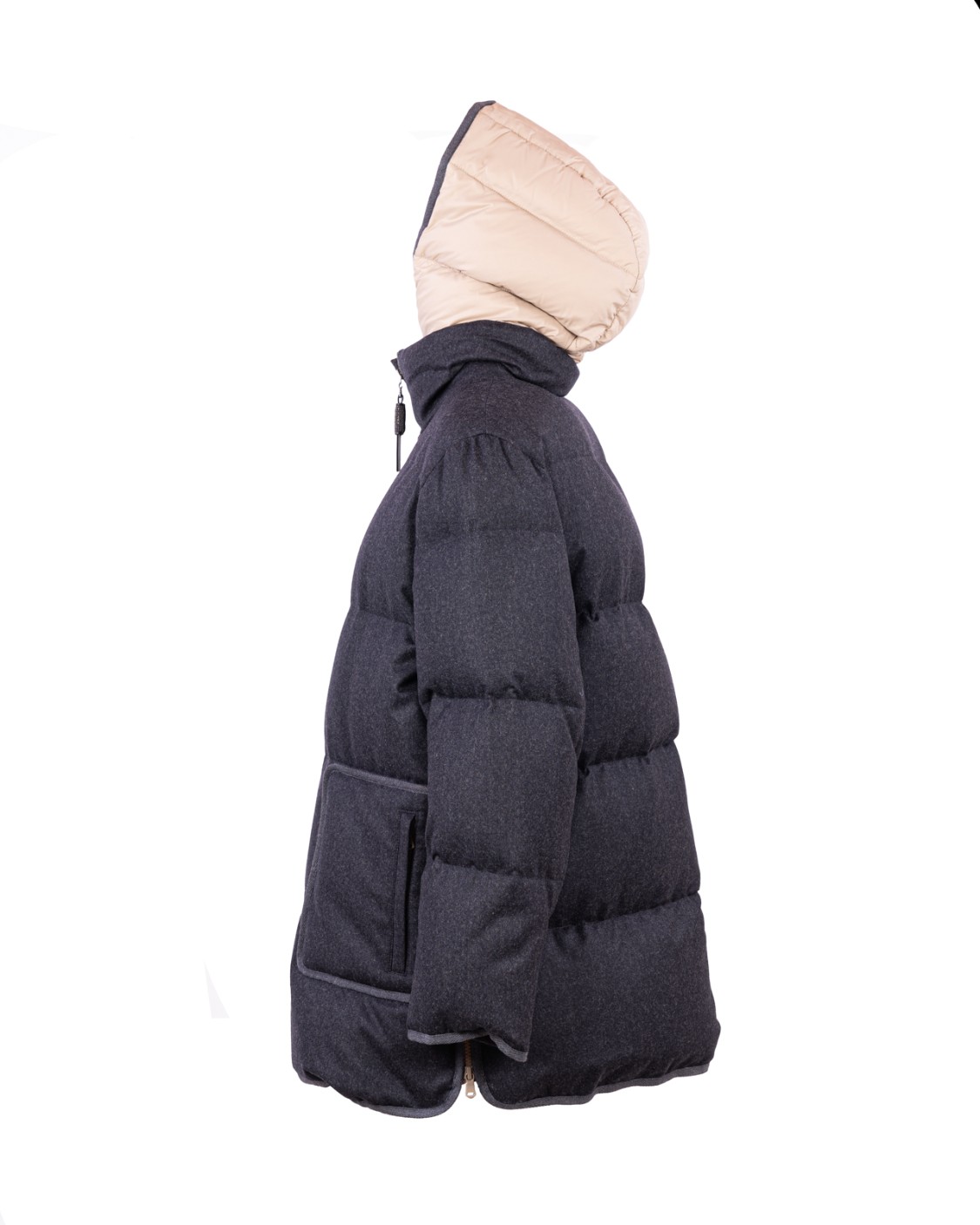 shop BRUNELLO CUCINELLI Saldi Piumino: Brunello Cucinelli piumino in flanella di lana vergine.
Cappuccio.
Chiusura con zip e doppio cursore.
Tasche basse.
Polsini con elastico.
Imbottitura realizzata con materiali naturali di alta qualità: 90% piumino d'oca, 10% piuma d'oca.
Composizione: 100% LANA VERGINE.
Fabbricato in Italia.. MT2262704-C005 number 844302